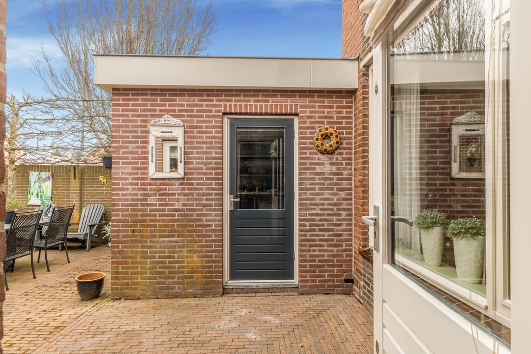 Well-maintained corner house with garage near the center of Heemskerk — 28