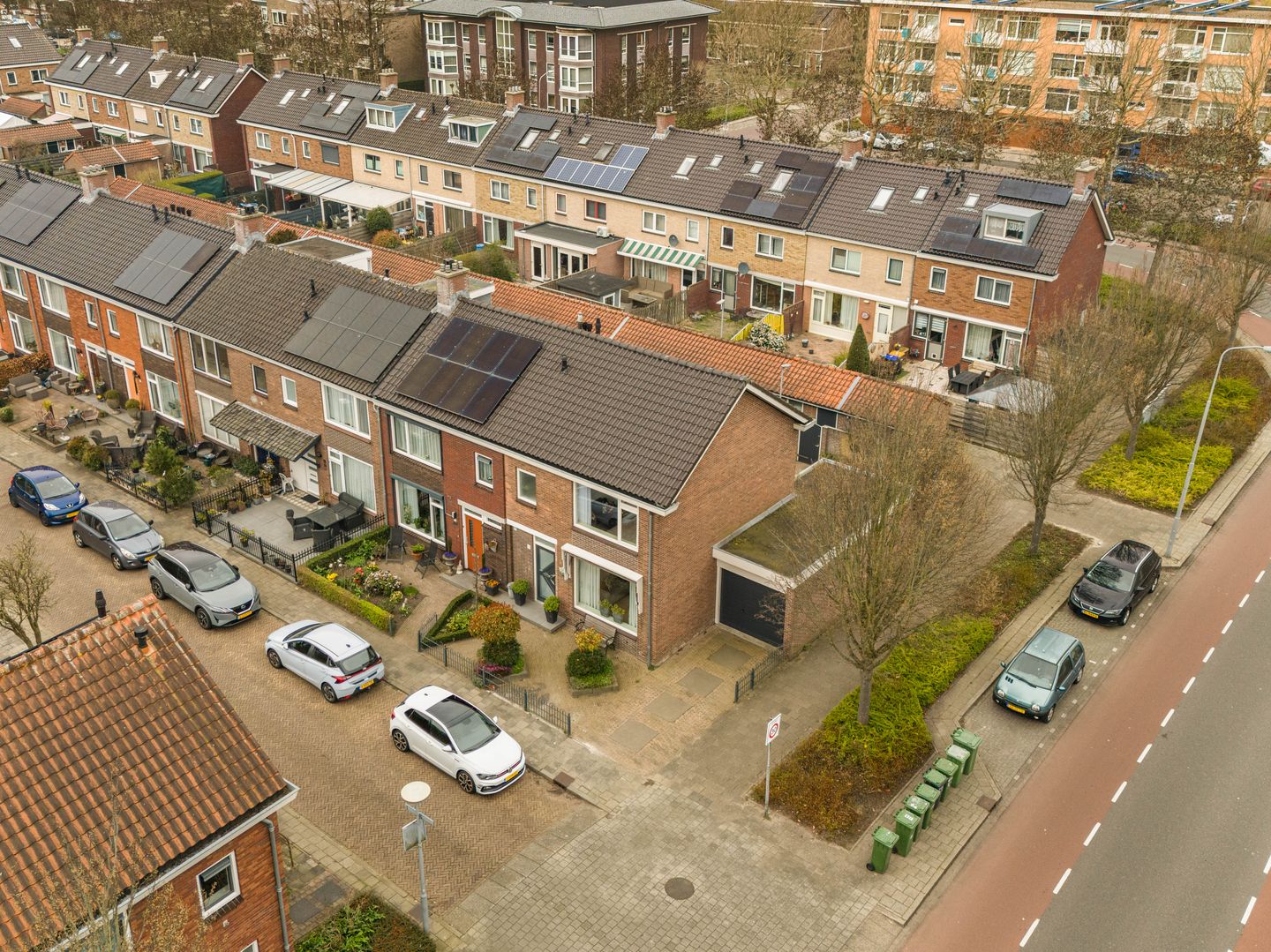 Well-maintained corner house with garage near the center of Heemskerk — 39