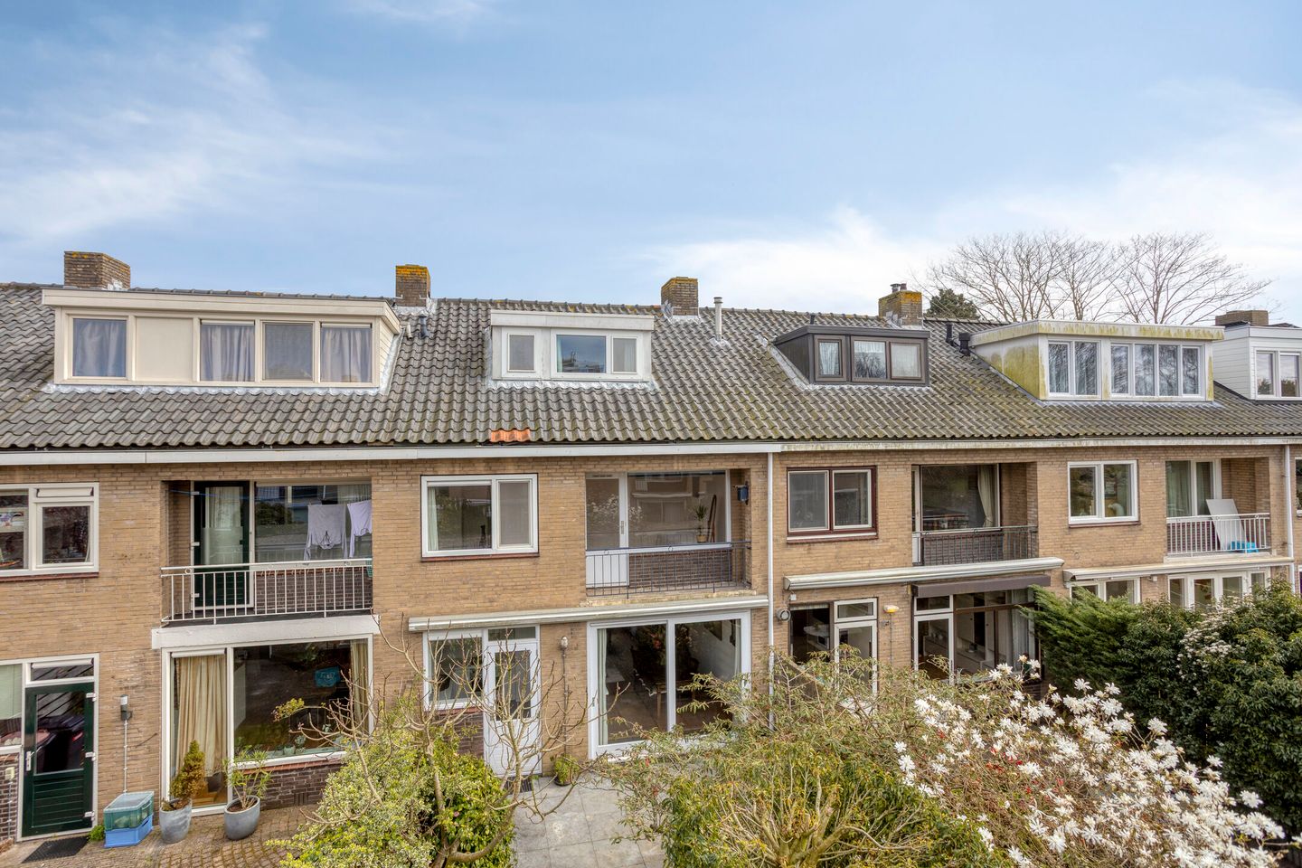 Spacious Family Home in Quiet Courtyard Setting — 46