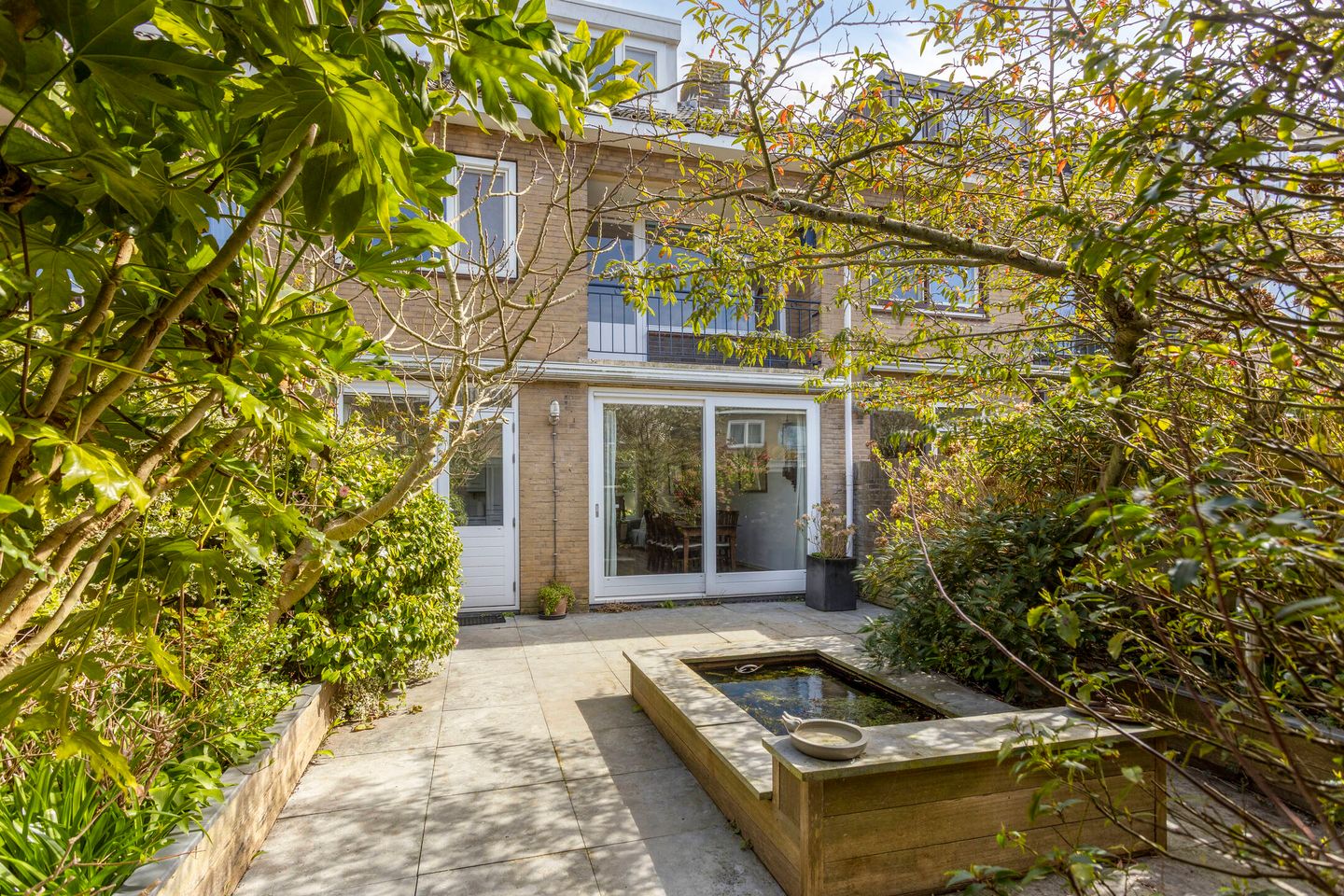 Spacious Family Home in Quiet Courtyard Setting — 37