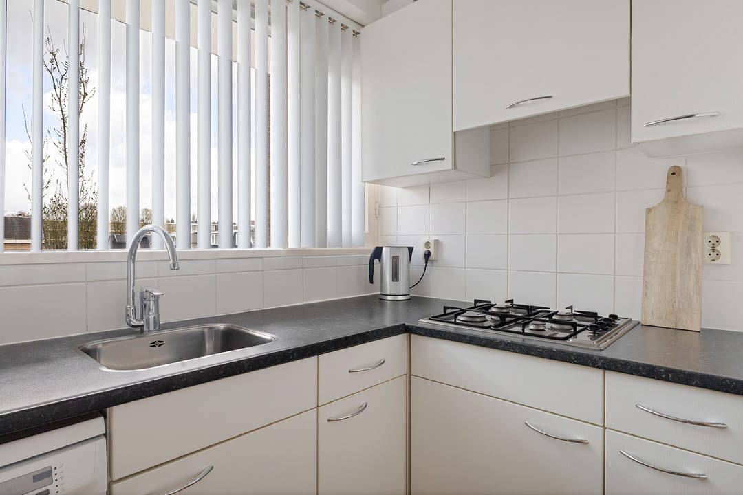 Spacious 4-Room Apartment with Southwest Balcony in Amstelveen — 12