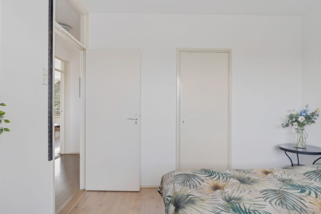 Spacious 4-Room Apartment with Southwest Balcony in Amstelveen — 15