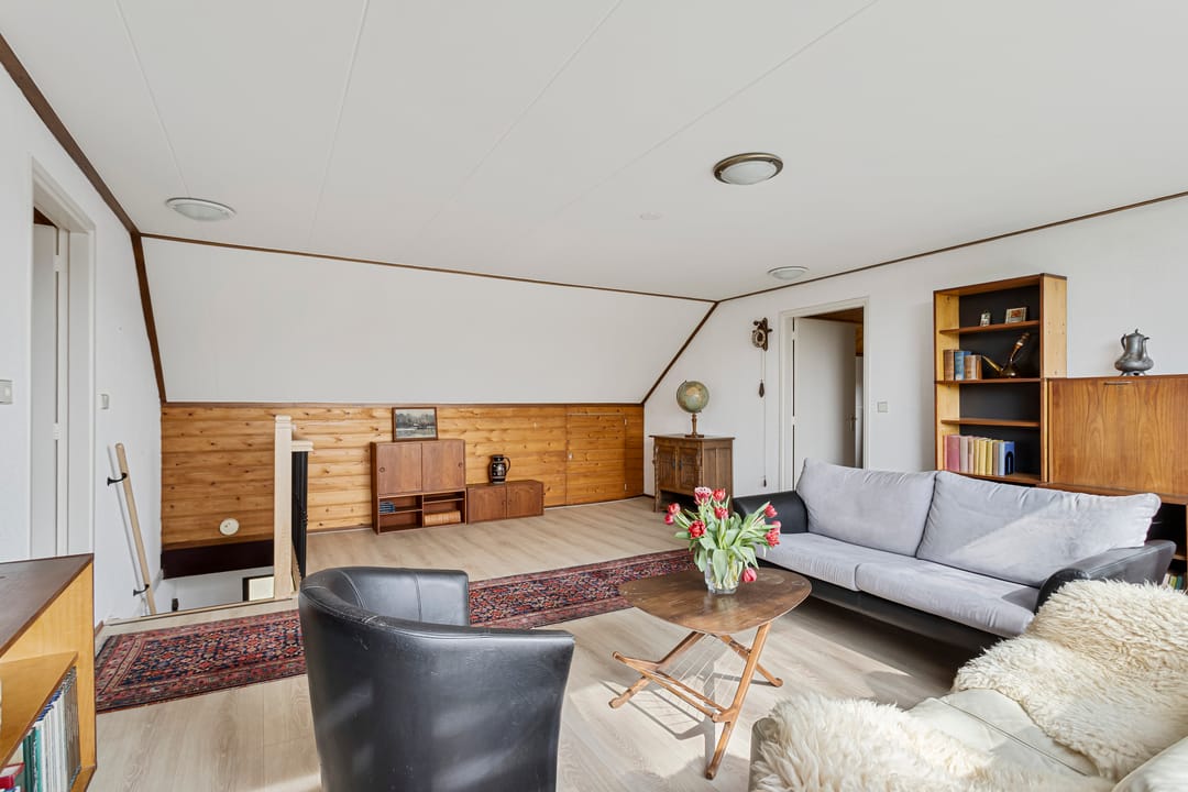 Detached Home with Spacious Barn and Expansive Garden in Wooded Setting — 20