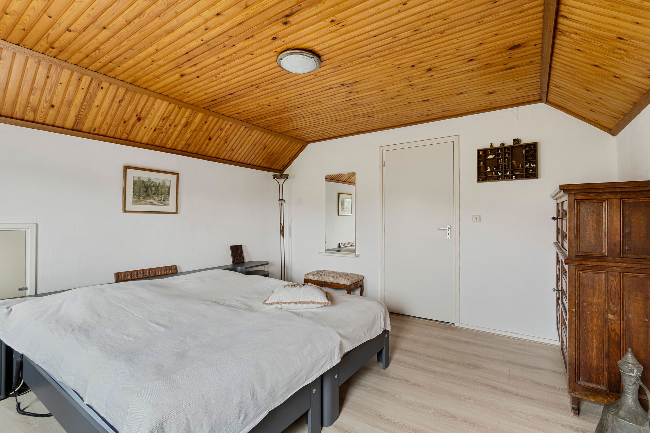 Detached Home with Spacious Barn and Expansive Garden in Wooded Setting — 22