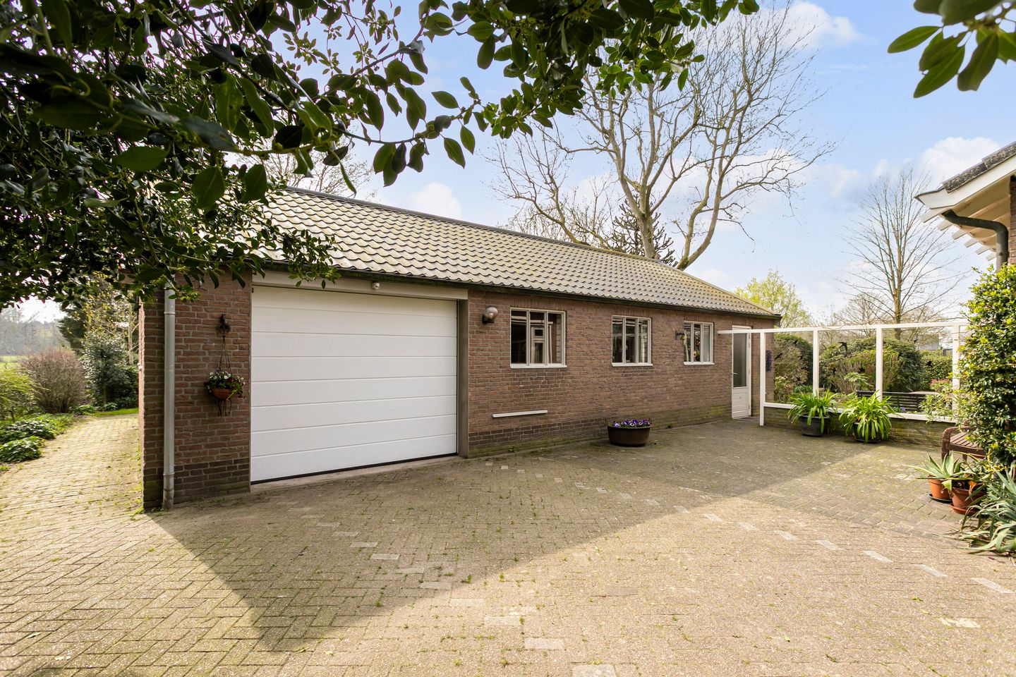 Detached Home with Spacious Barn and Expansive Garden in Wooded Setting — 23