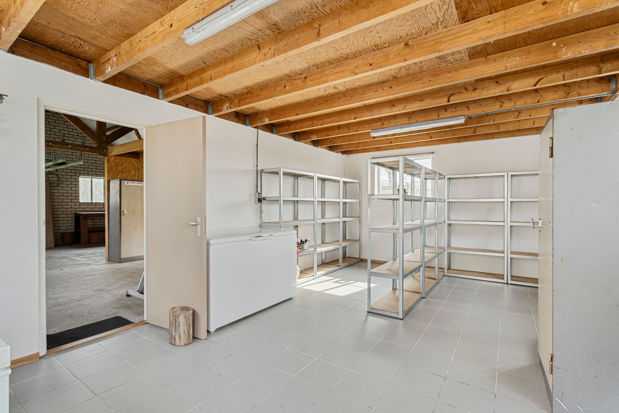 Detached Home with Spacious Barn and Expansive Garden in Wooded Setting — 25