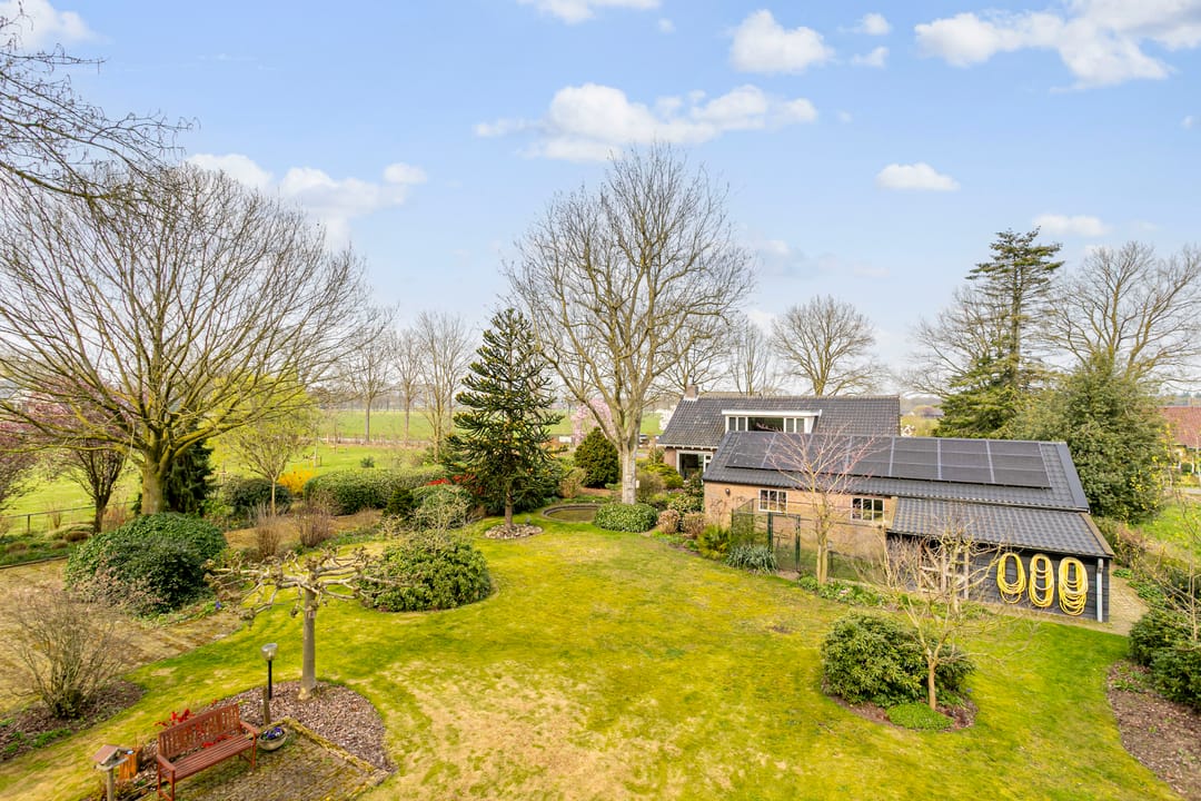 Detached Home with Spacious Barn and Expansive Garden in Wooded Setting — 37