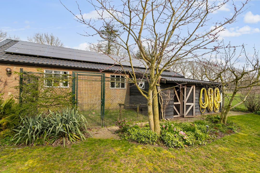Detached Home with Spacious Barn and Expansive Garden in Wooded Setting — 29