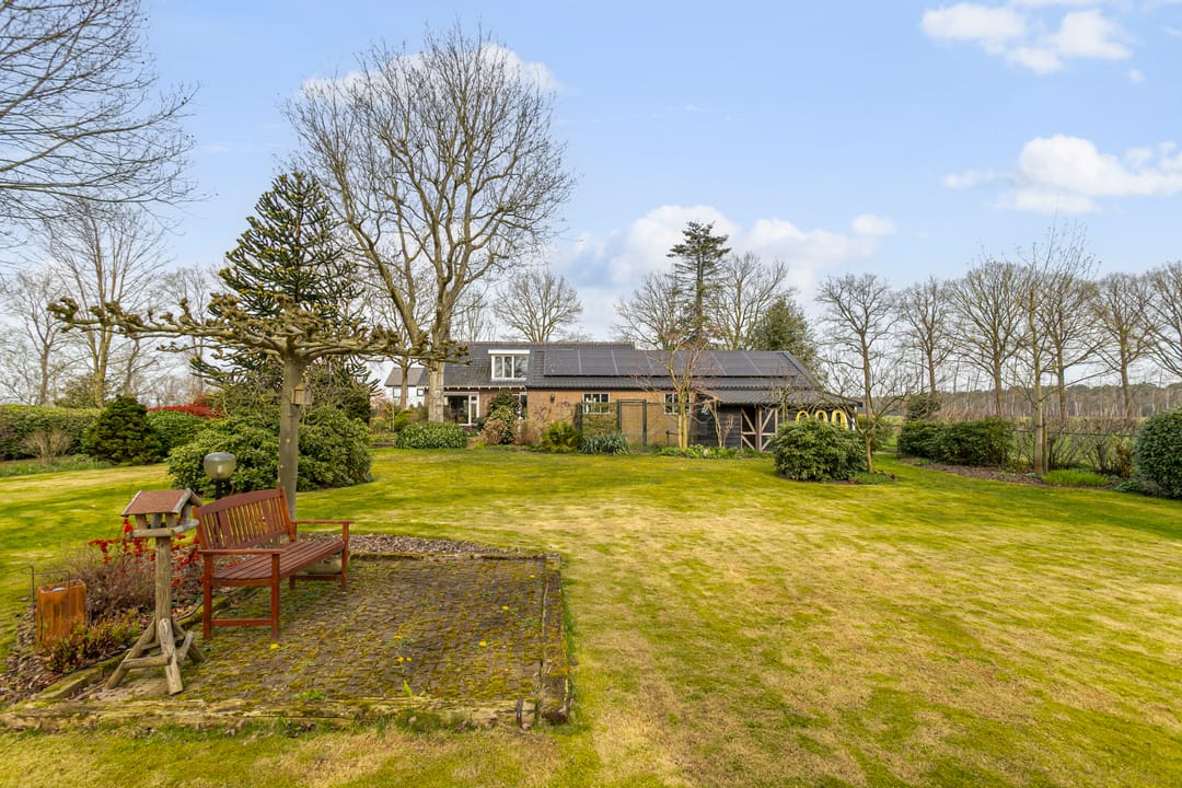 Detached Home with Spacious Barn and Expansive Garden in Wooded Setting — 30