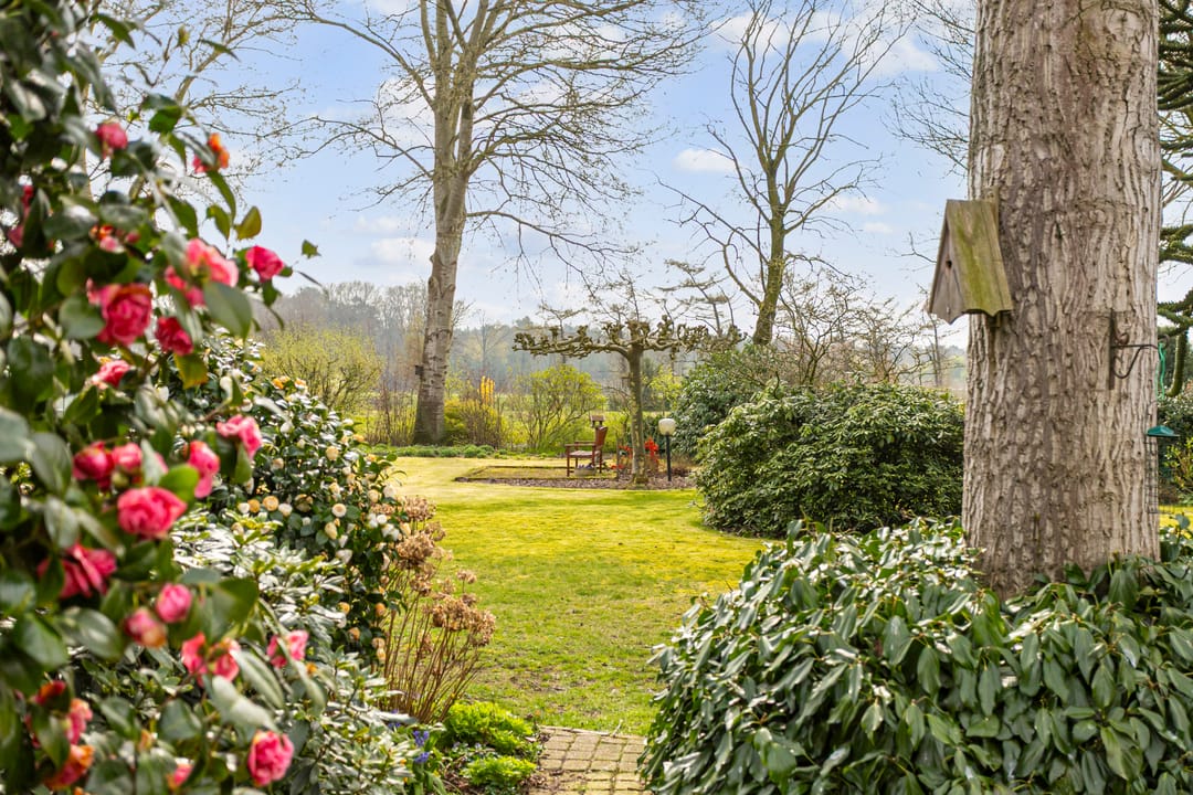 Detached Home with Spacious Barn and Expansive Garden in Wooded Setting — 41