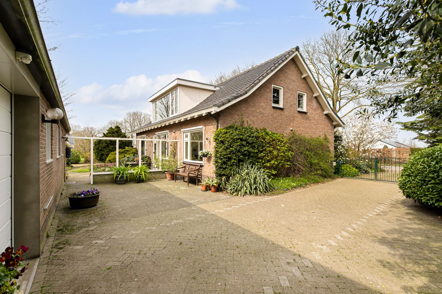 Detached Home with Spacious Barn and Expansive Garden in Wooded Setting — 27