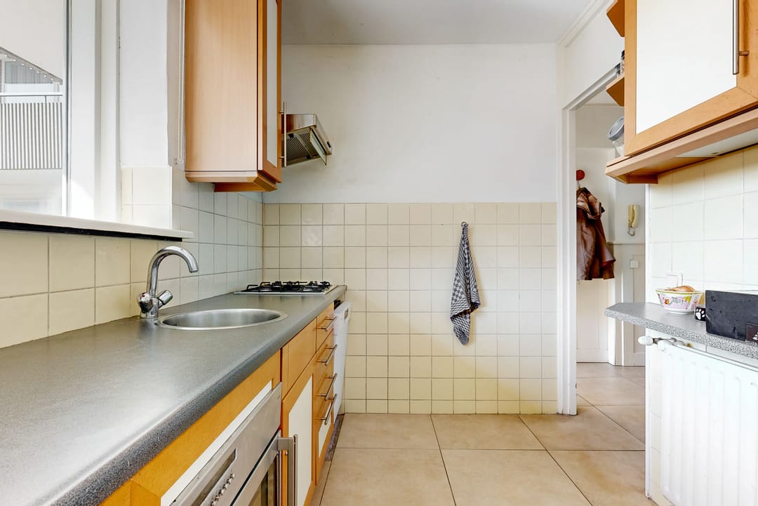 Spacious Apartment with Two Bedrooms and Balconon with Green Views — 16