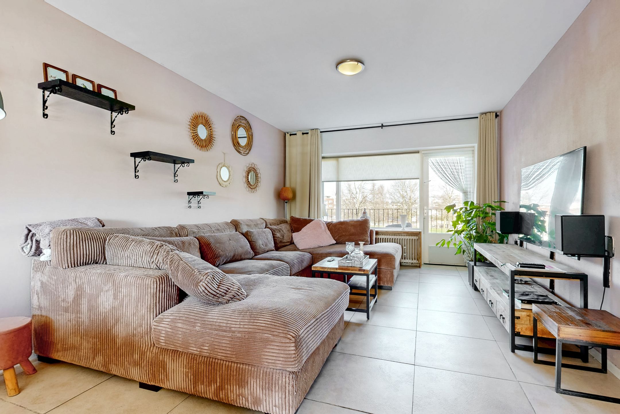 Spacious Apartment with Two Bedrooms and Balconon with Green Views — 12
