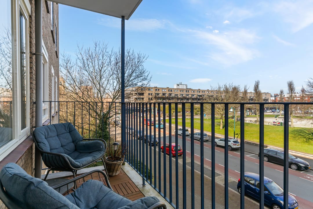 Spacious Apartment with Two Bedrooms and Balconon with Green Views — 25