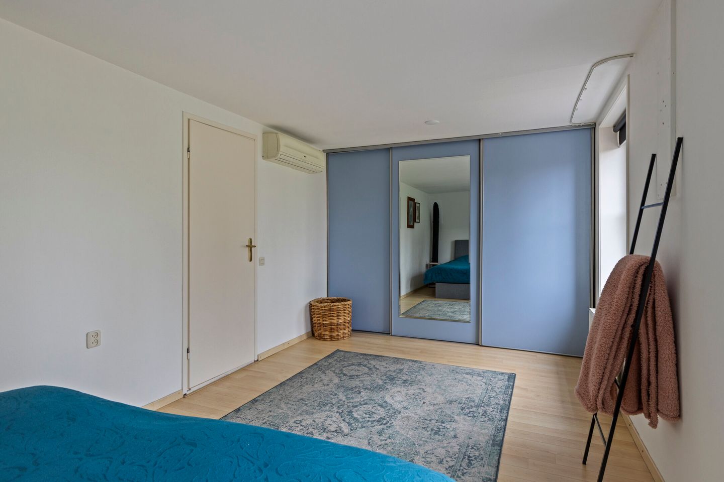 Spacious detached home with independent B&B in Nieuwerkerk center — 35
