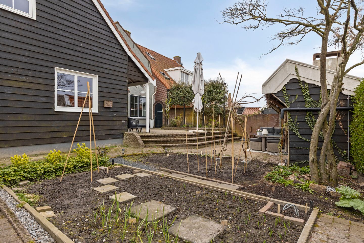 Spacious detached home with independent B&B in Nieuwerkerk center — 69
