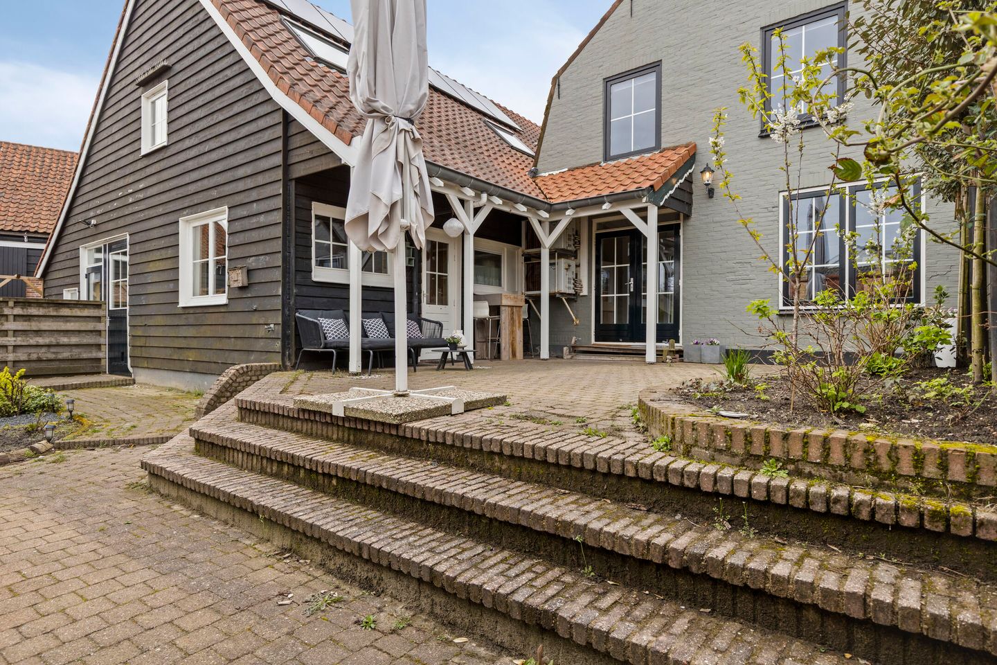 Spacious detached home with independent B&B in Nieuwerkerk center — 73