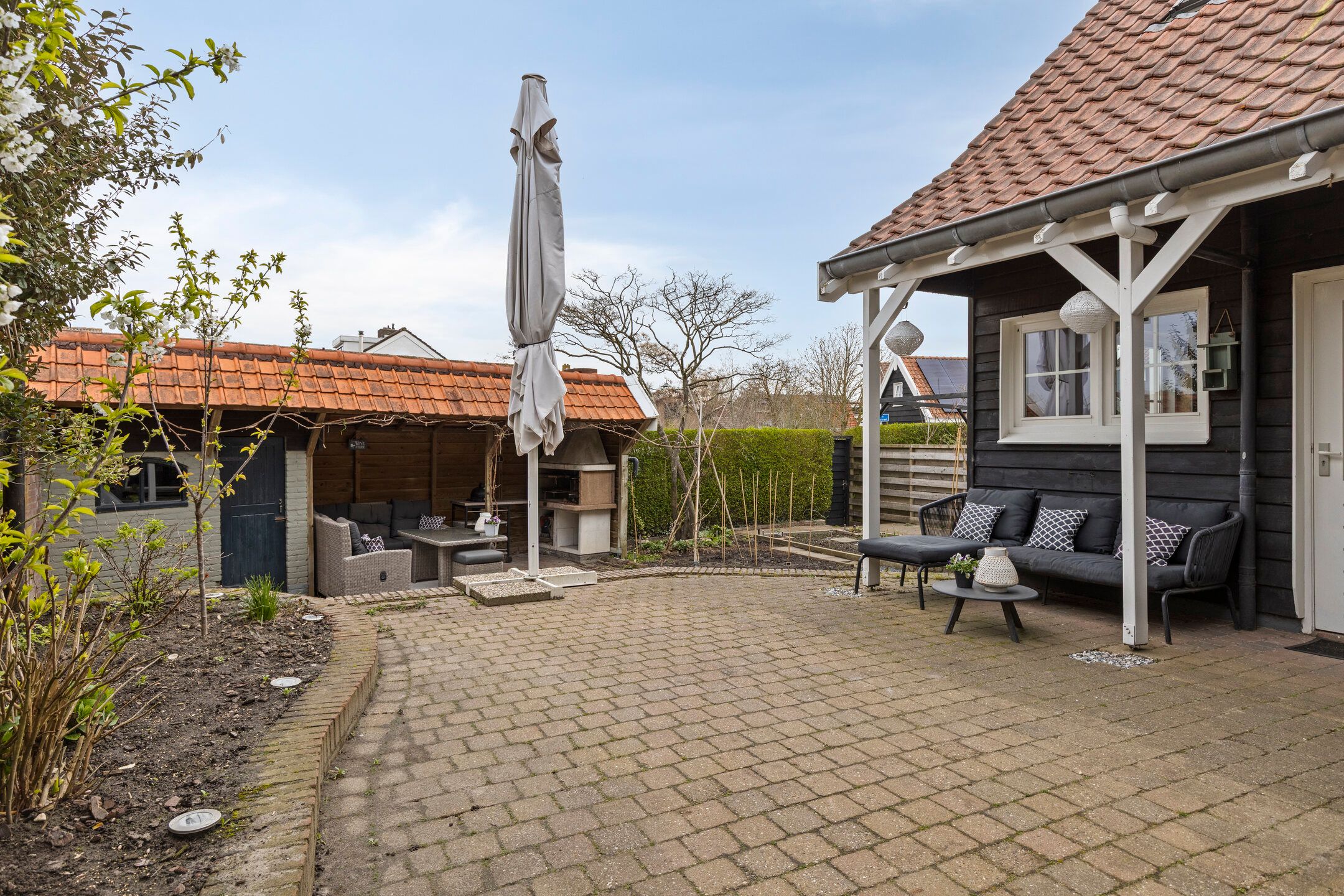 Spacious detached home with independent B&B in Nieuwerkerk center — 74
