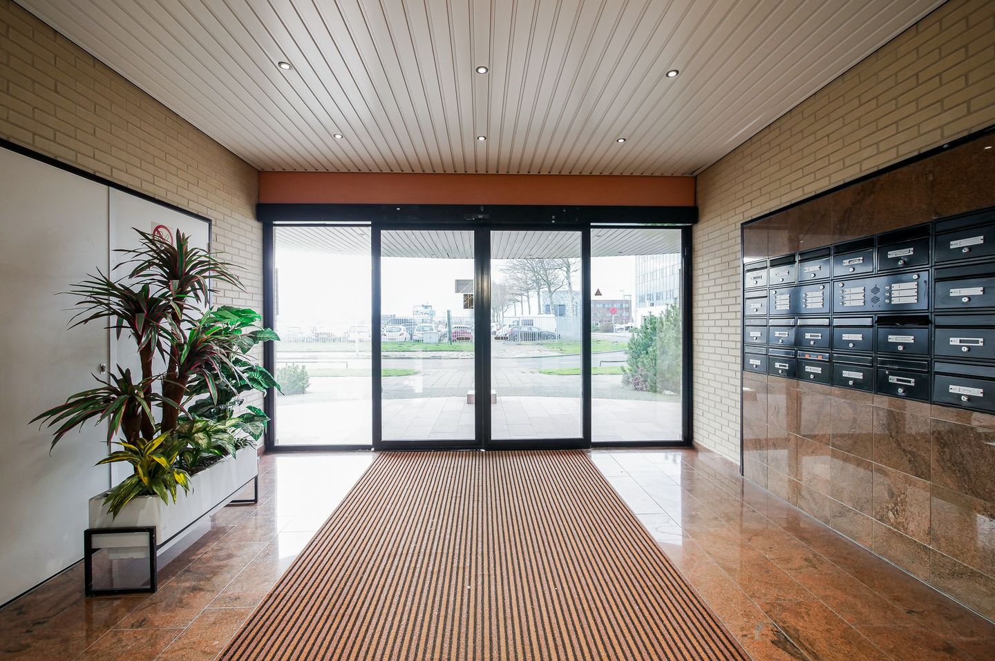 View photo 3 of Luchthavenweg 6-P