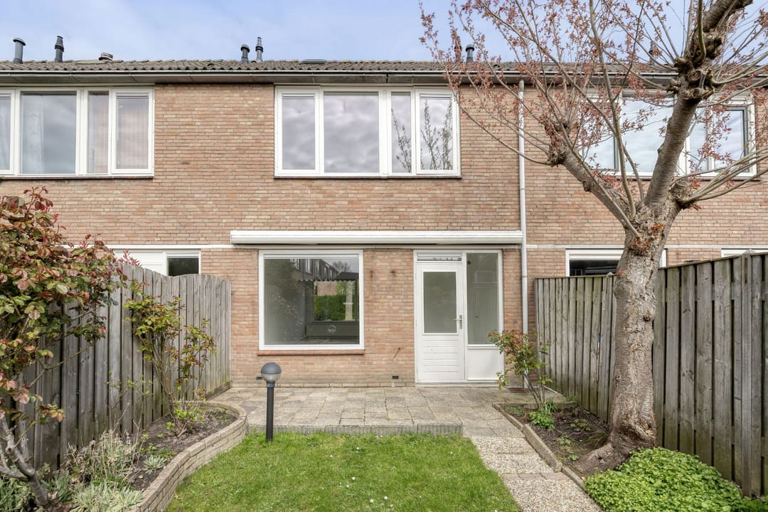 Spacious terraced home with sunny southwest garden in Hank — 23