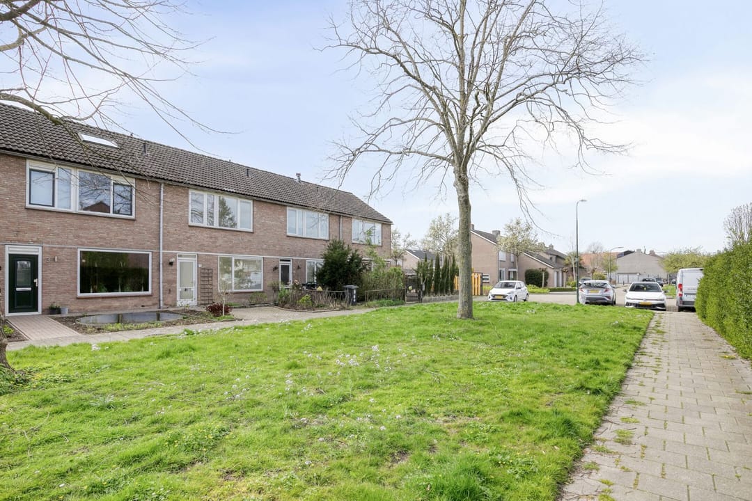 Spacious terraced home with sunny southwest garden in Hank — 26