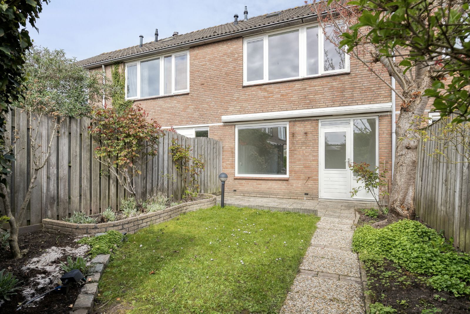 Spacious terraced home with sunny southwest garden in Hank — 24