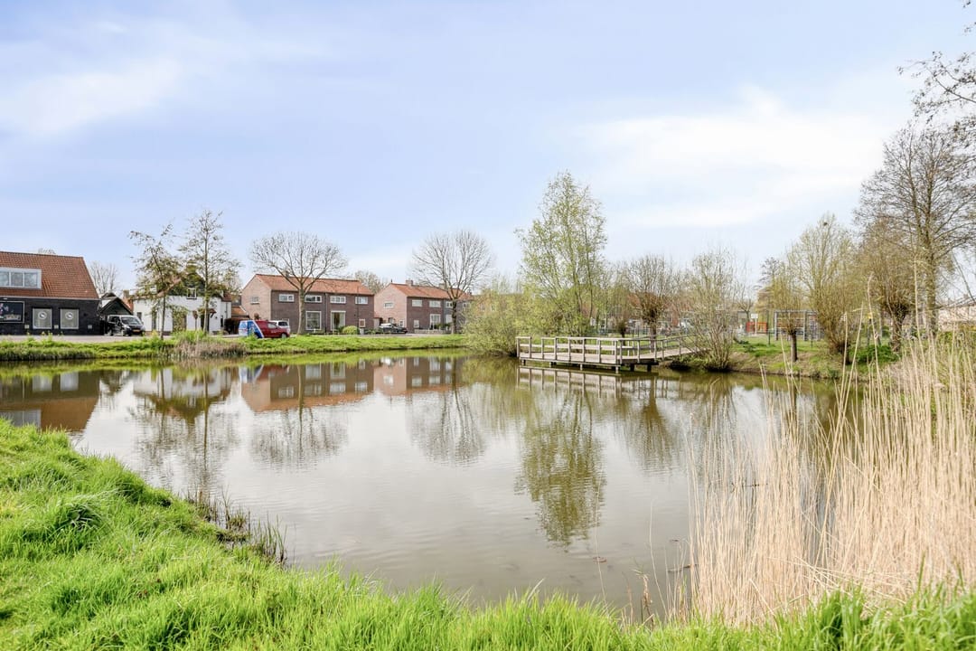 Spacious terraced home with sunny southwest garden in Hank — 31