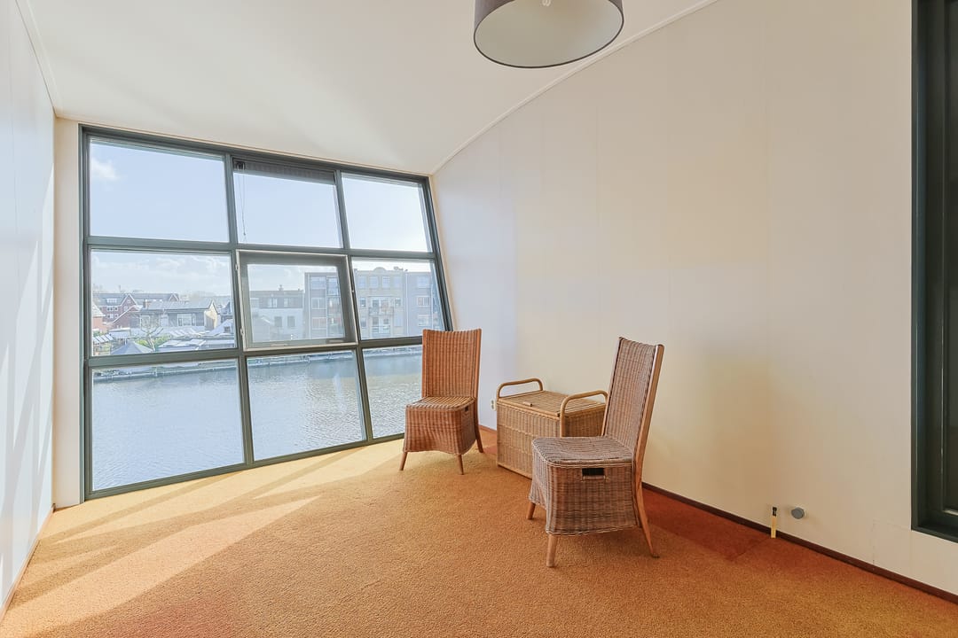Spacious Five-Bedroom Family Home with River Views and Rooftop Terrace in Alphen aan den Rijn — 46