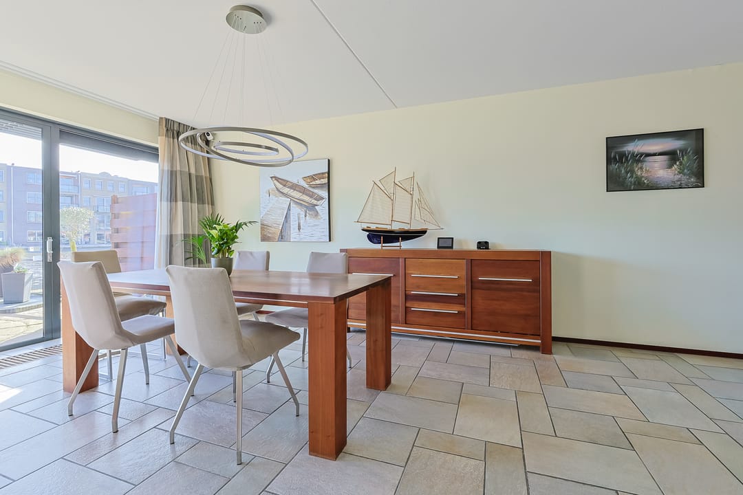 Spacious Five-Bedroom Family Home with River Views and Rooftop Terrace in Alphen aan den Rijn — 16