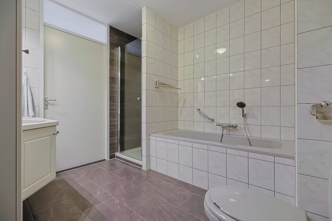 Spacious Five-Bedroom Family Home with River Views and Rooftop Terrace in Alphen aan den Rijn — 31