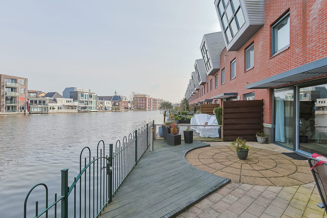 Spacious Five-Bedroom Family Home with River Views and Rooftop Terrace in Alphen aan den Rijn — 51