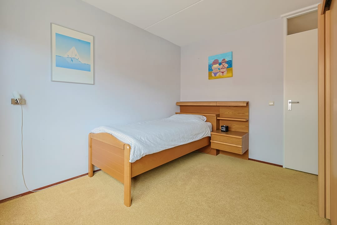 Spacious Five-Bedroom Family Home with River Views and Rooftop Terrace in Alphen aan den Rijn — 28