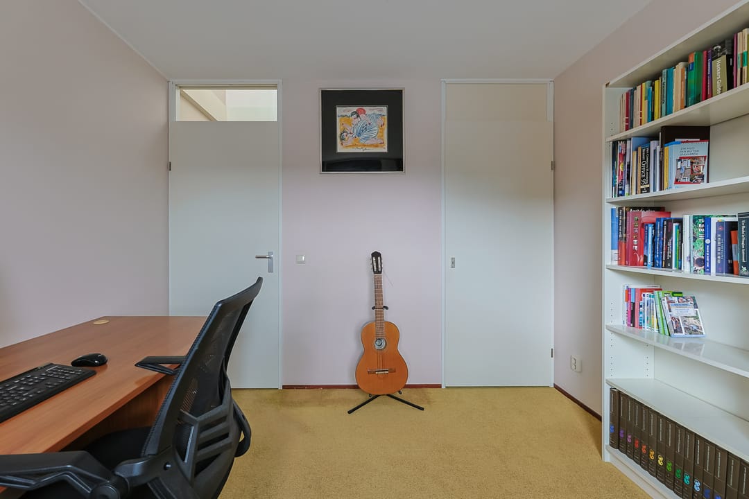 Spacious Five-Bedroom Family Home with River Views and Rooftop Terrace in Alphen aan den Rijn — 37