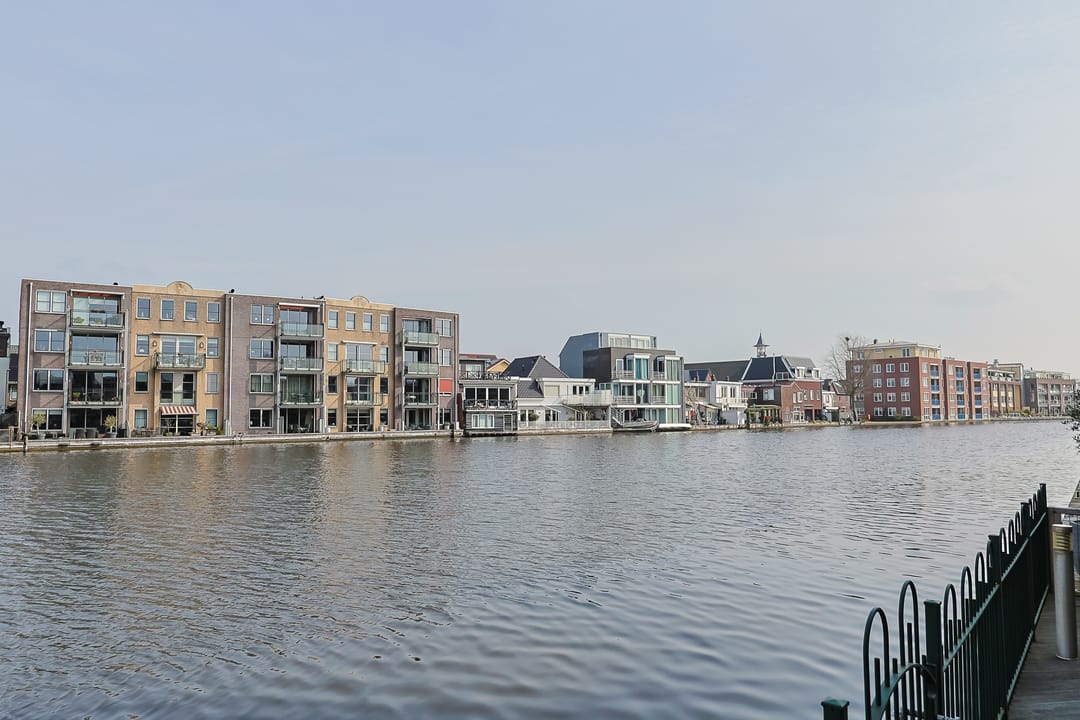 Spacious Five-Bedroom Family Home with River Views and Rooftop Terrace in Alphen aan den Rijn — 56