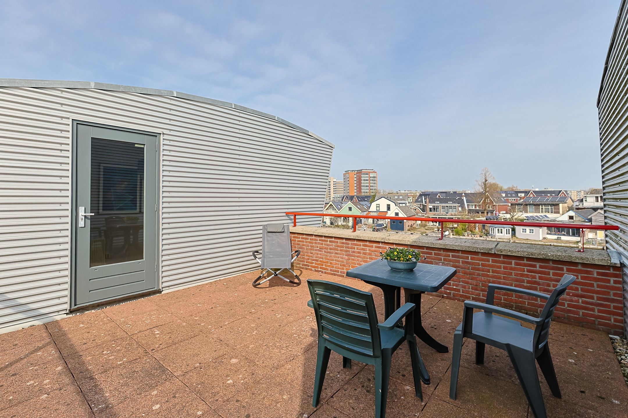 Spacious Five-Bedroom Family Home with River Views and Rooftop Terrace in Alphen aan den Rijn — 48