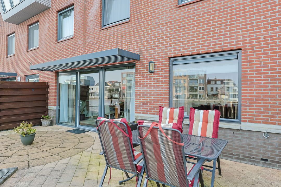 Spacious Five-Bedroom Family Home with River Views and Rooftop Terrace in Alphen aan den Rijn — 52