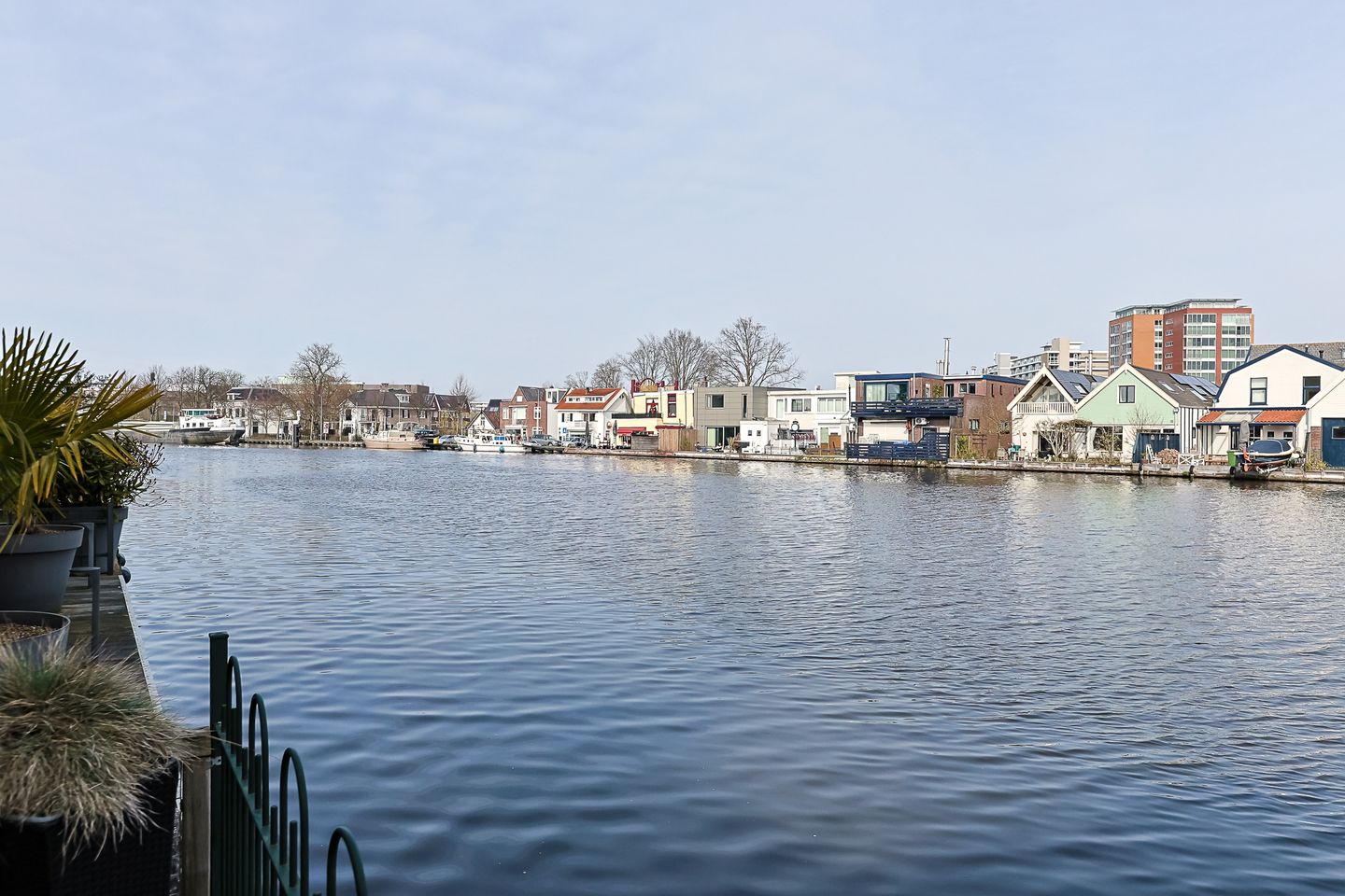 Spacious Five-Bedroom Family Home with River Views and Rooftop Terrace in Alphen aan den Rijn — 57
