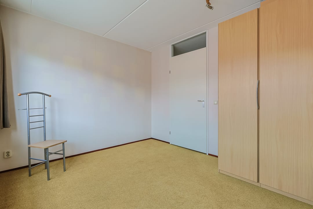 Spacious Five-Bedroom Family Home with River Views and Rooftop Terrace in Alphen aan den Rijn — 41