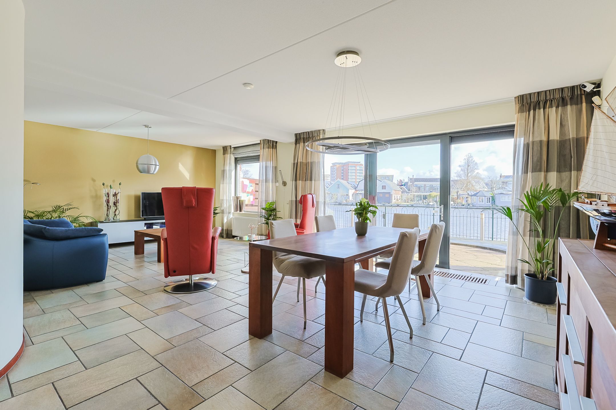 Spacious Five-Bedroom Family Home with River Views and Rooftop Terrace in Alphen aan den Rijn — 15