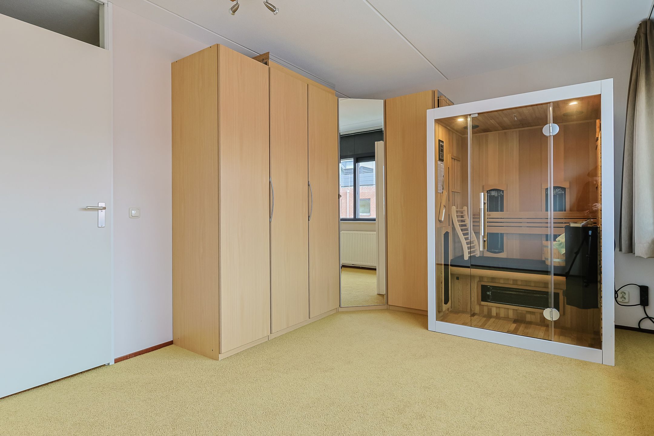 Spacious Five-Bedroom Family Home with River Views and Rooftop Terrace in Alphen aan den Rijn — 39