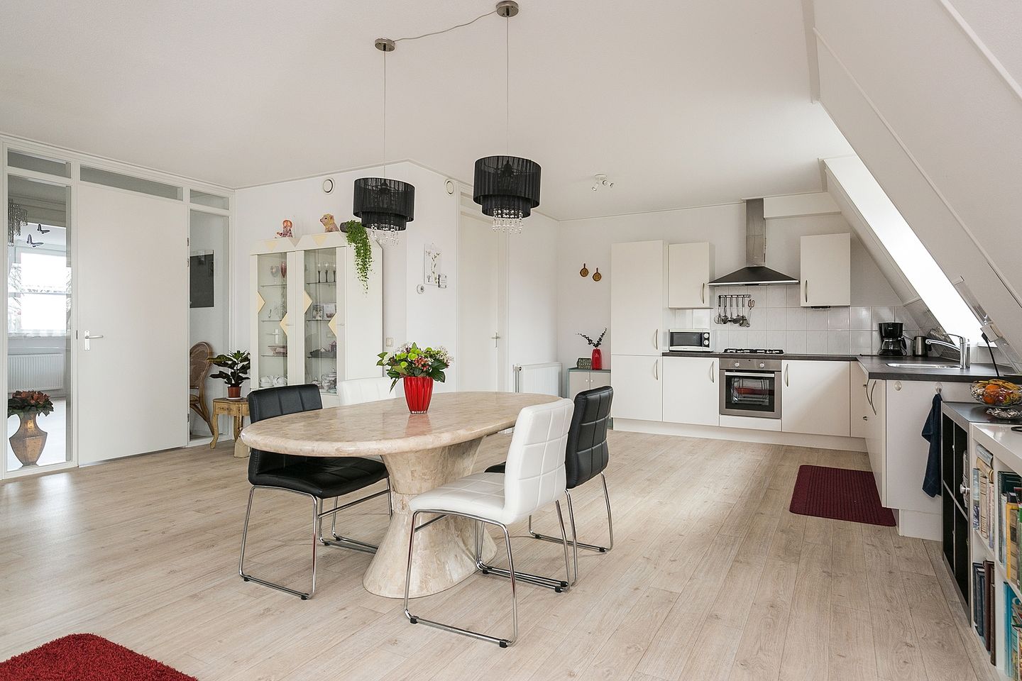 Spacious Penthouse Apartment with Rooftop Terrace and Lift in Jubbega — 13