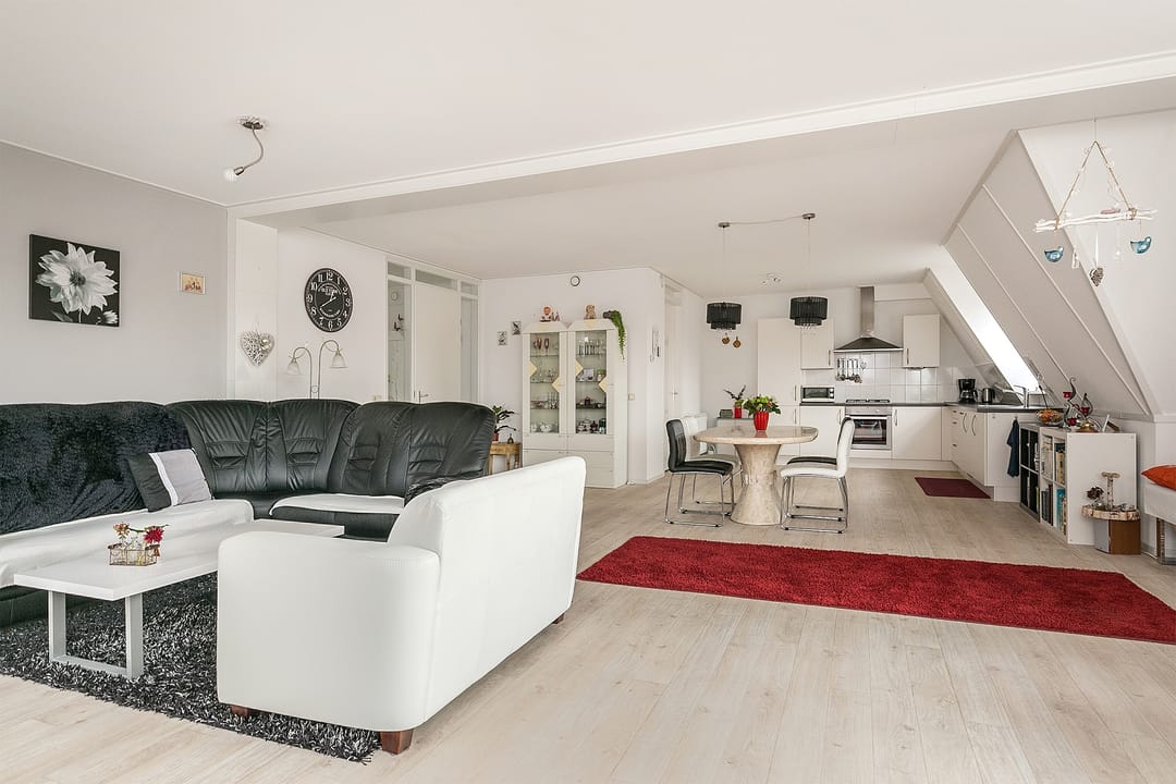 Spacious Penthouse Apartment with Rooftop Terrace and Lift in Jubbega — 12