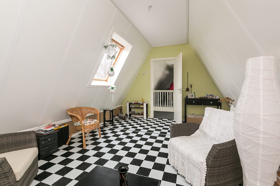 Spacious Penthouse Apartment with Rooftop Terrace and Lift in Jubbega — 25