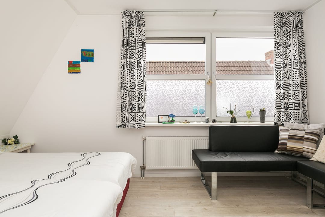 Spacious Penthouse Apartment with Rooftop Terrace and Lift in Jubbega — 16