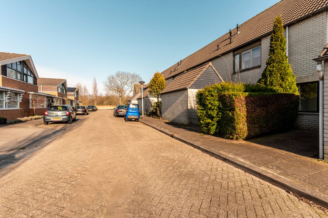 Spacious terraced house with four bedrooms and sunny southeast-facing garden in Almere Buiten — 36