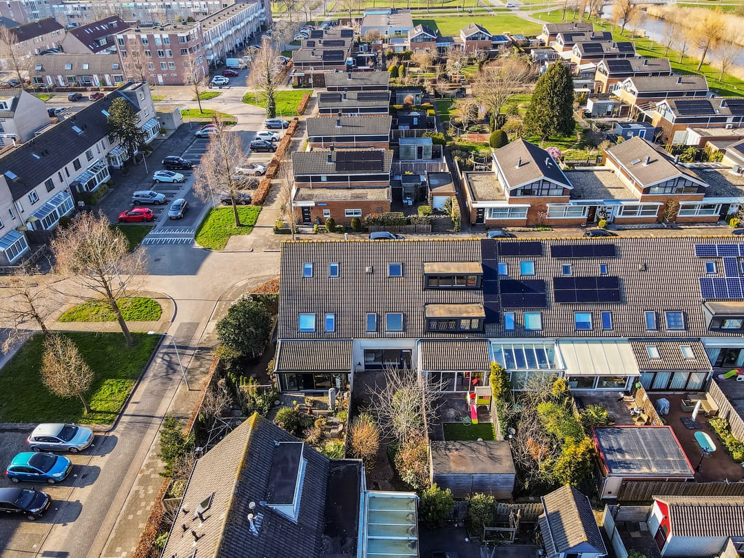 Spacious terraced house with four bedrooms and sunny southeast-facing garden in Almere Buiten — 40
