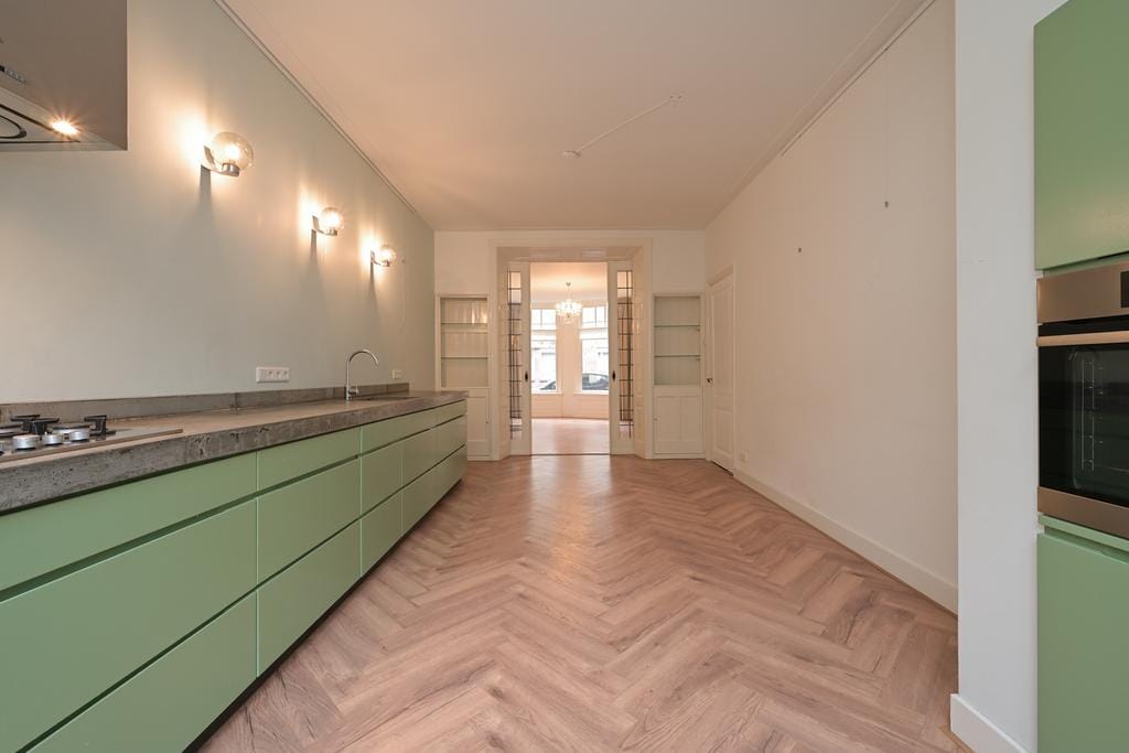Charming Five-Room Apartment with Sunny Garden in Duinoord — 12