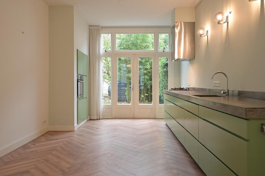 Charming Five-Room Apartment with Sunny Garden in Duinoord — 14
