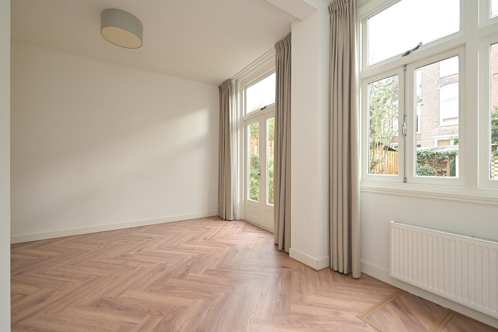 Charming Five-Room Apartment with Sunny Garden in Duinoord — 21