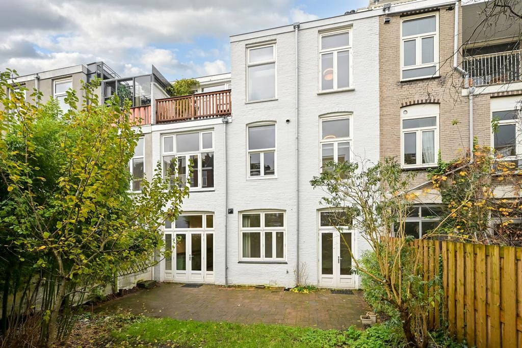 Charming Five-Room Apartment with Sunny Garden in Duinoord — 20